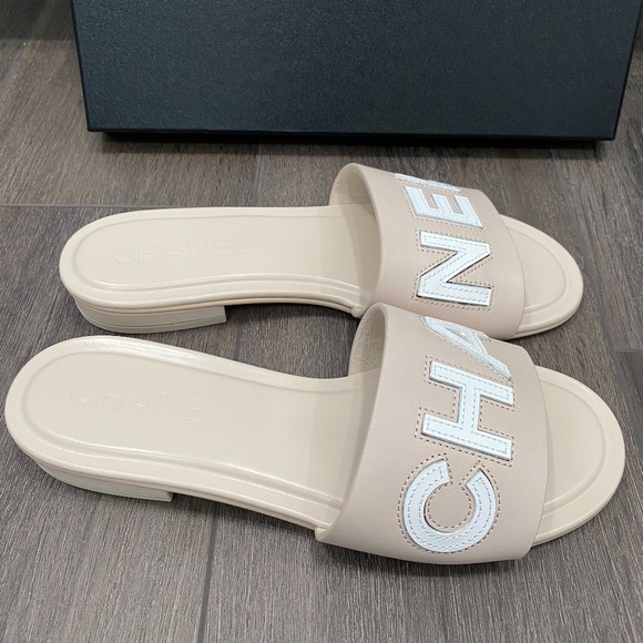 $1.3k CHANEL CHA NEL LOGO BEIGE LEATHER FLAT SHOES SLIDES MULES 38C - Picture 8 of 16